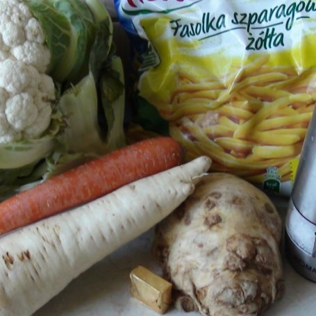 Krok 1 - Zupa warzywna z kalafiorem i żółtą szparagówką foto