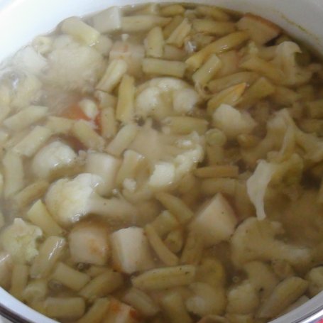 Krok 4 - Zupa warzywna z kalafiorem i żółtą szparagówką foto
