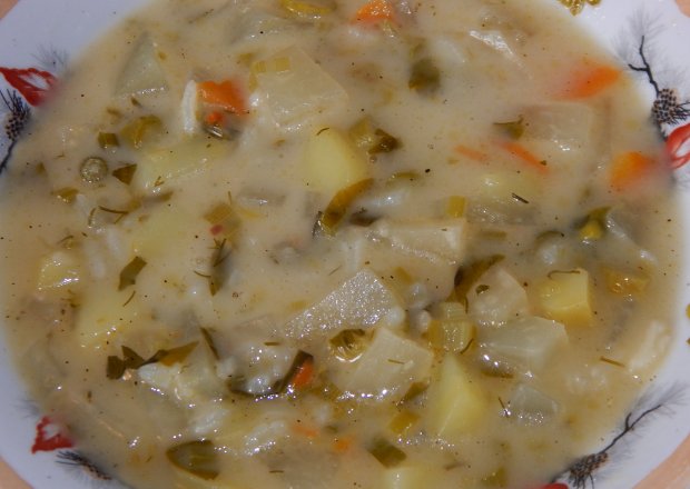 Fotografia przedstawiająca Zupa warzywna z kalarepką i ryżem