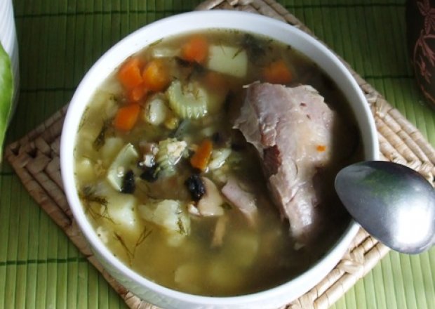 Fotografia przedstawiająca Zupa warzywna z kaszą i pieczarkami