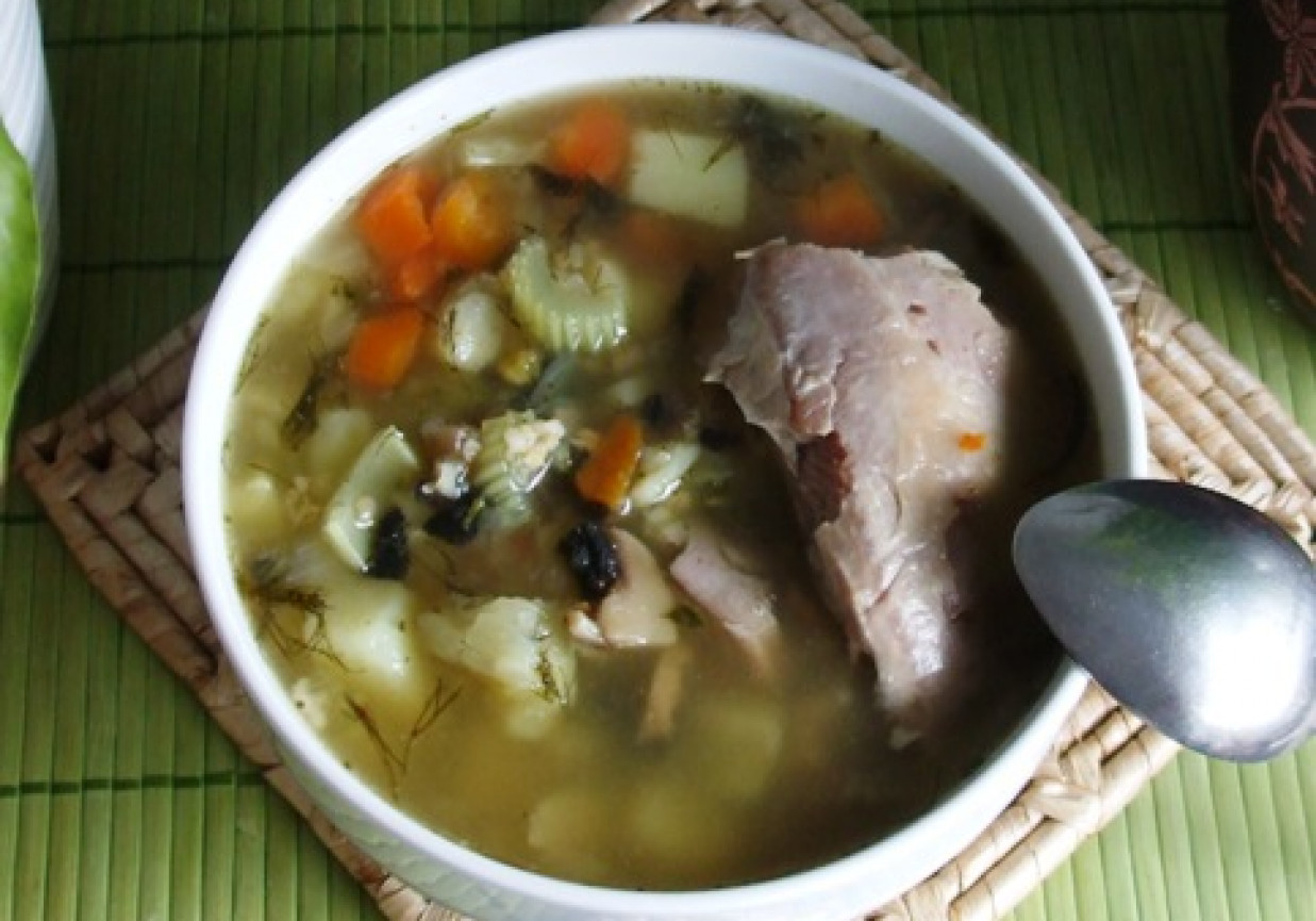 Zupa warzywna z kaszą i pieczarkami foto