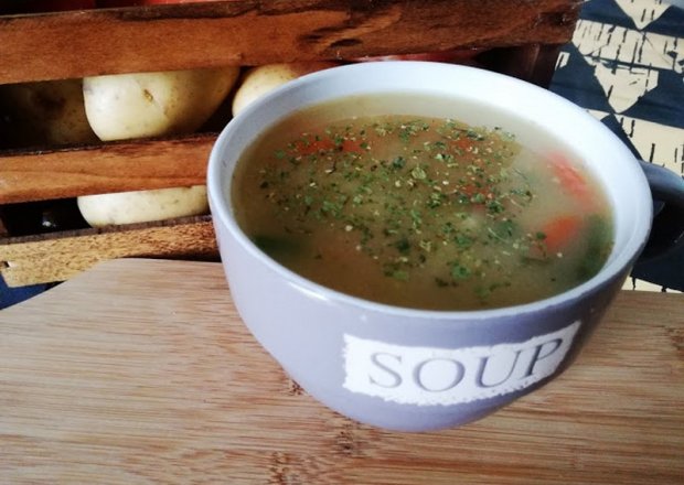 Fotografia przedstawiająca Zupa warzywna z kaszą jęczmienną