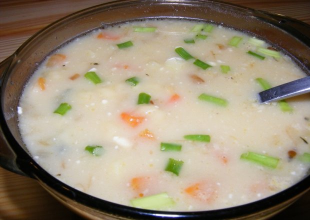 Fotografia przedstawiająca Zupa warzywna z kluseczkami i serkiem topionym