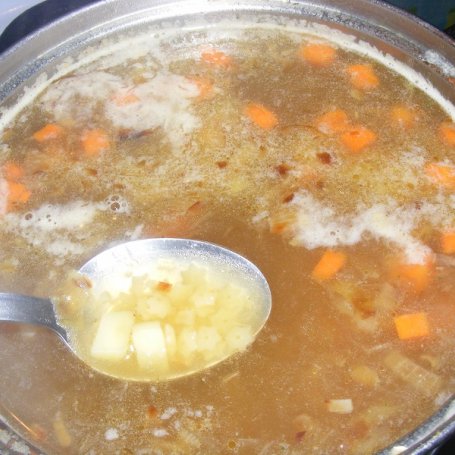 Krok 3 - Zupa warzywna z kluseczkami i serkiem topionym foto