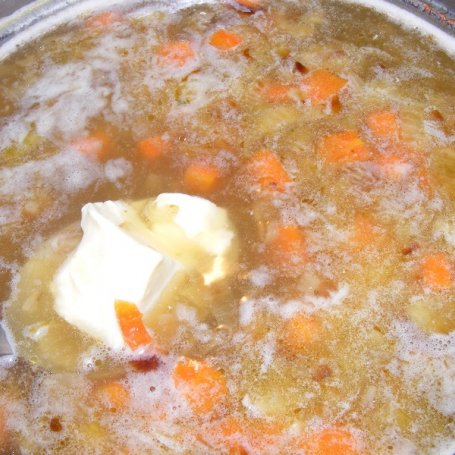 Krok 4 - Zupa warzywna z kluseczkami i serkiem topionym foto