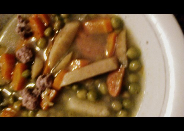 Fotografia przedstawiająca zupa warzywna z kulkami z mięsa mielonego