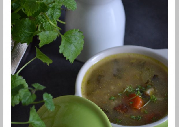Fotografia przedstawiająca zupa warzywna z liściem kalarepki i pęczakiem