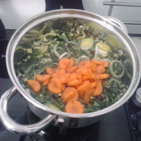 Krok 3 - zupa warzywna z liściem kalarepki i pęczakiem foto