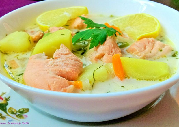 Fotografia przedstawiająca Zupa warzywna z łososiem