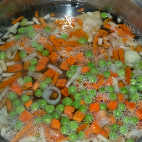 Krok 1 - Zupa warzywna z makaronem i płatkami owsianymi foto