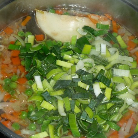 Krok 2 - Zupa warzywna z makaronem i płatkami owsianymi foto