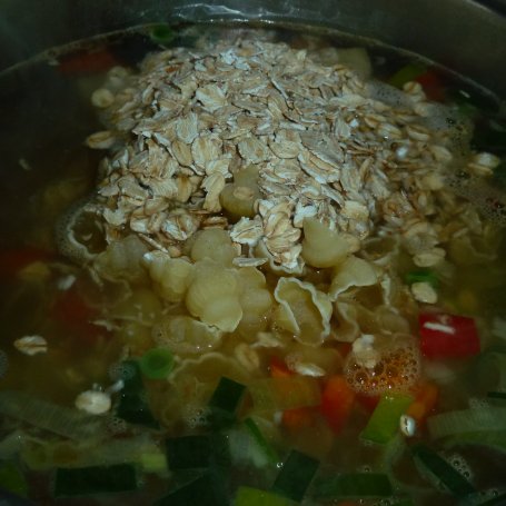 Krok 3 - Zupa warzywna z makaronem i płatkami owsianymi foto