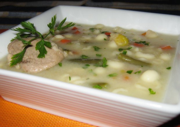 Fotografia przedstawiająca Zupa warzywna z makaronem