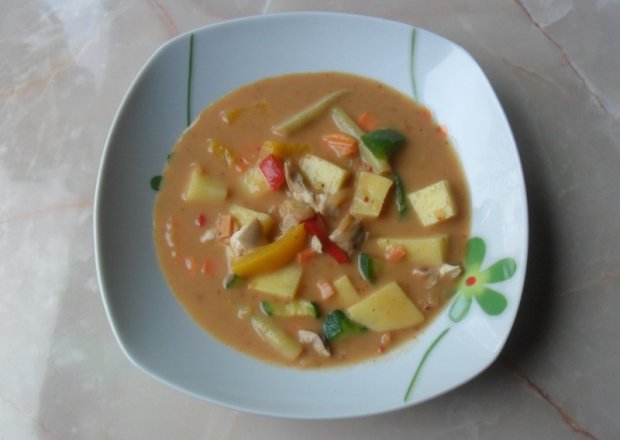 Fotografia przedstawiająca Zupa warzywna z mięsem