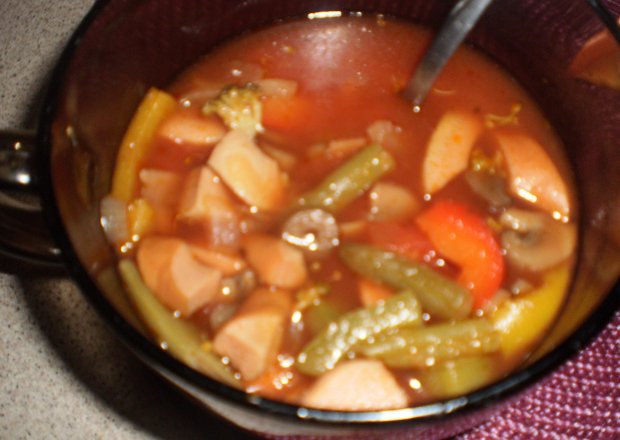Fotografia przedstawiająca Zupa warzywna z parówką