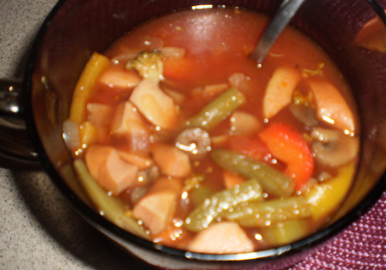 Zupa warzywna z parówką foto