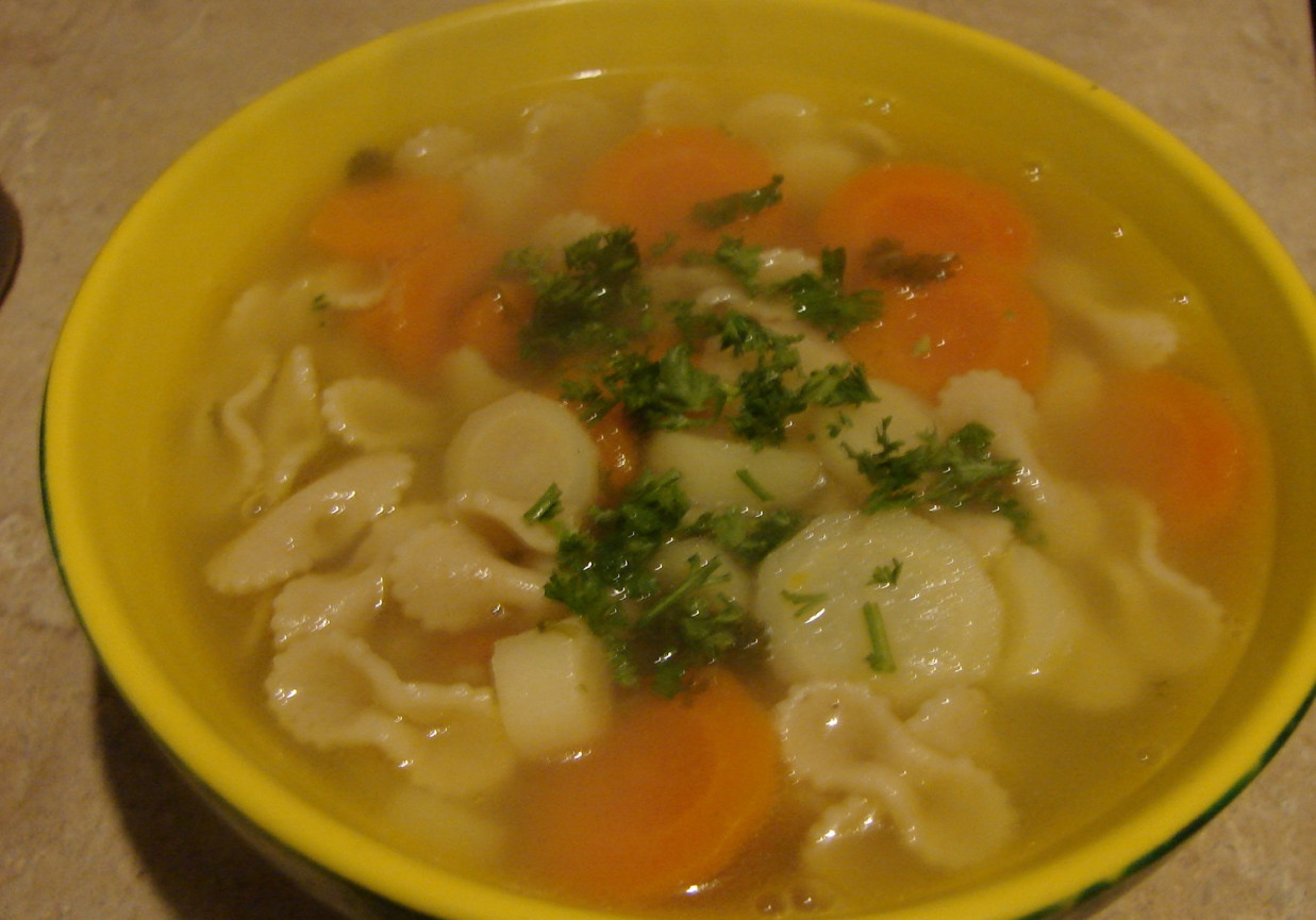 Zupa warzywna z pełnoziarnistym makaronem foto
