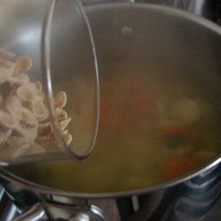 Krok 4 - Zupa warzywna z pełnoziarnistym makaronem foto