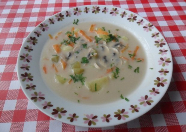 Fotografia przedstawiająca Zupa warzywna z pieczarkami