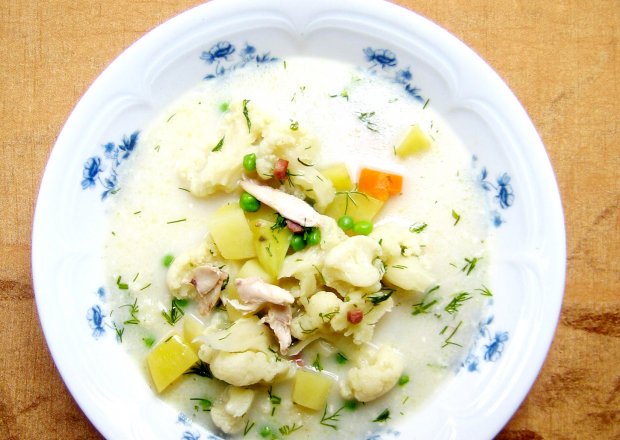 Fotografia przedstawiająca zupa warzywna z podsmażoną szynką i koperkiem