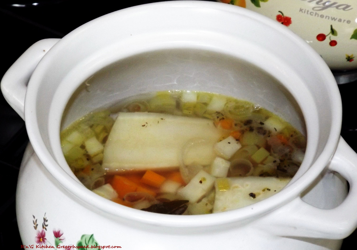 Zupa warzywna z pulpecikami nadziewanymi mozzarellą foto