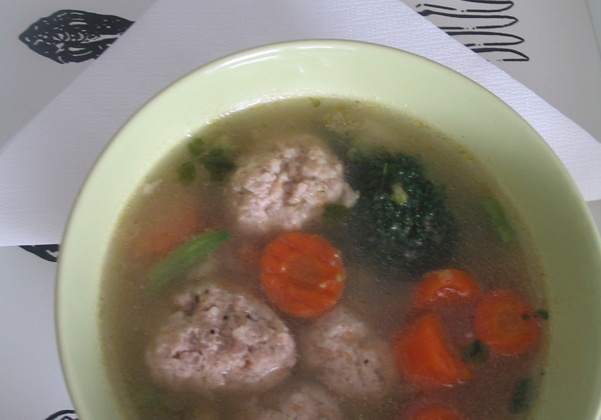 zupa warzywna z pulpetami foto