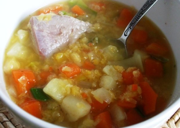 Fotografia przedstawiająca Zupa warzywna z soczewicą, got na indyku