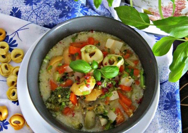 Fotografia przedstawiająca Zupa warzywna z tortellini o smaku szynki