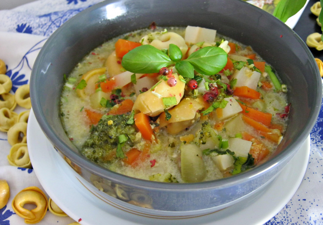 Zupa warzywna z tortellini o smaku szynki foto