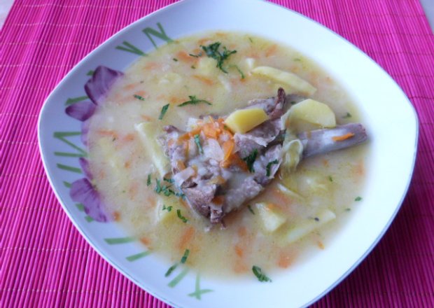 Fotografia przedstawiająca Zupa warzywna z żeberkami