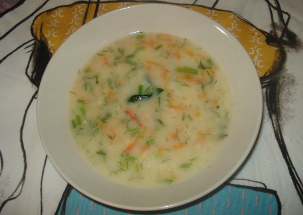 Fotografia przedstawiająca Zupa warzywna ze świeżym szpinakiem i koperkiem