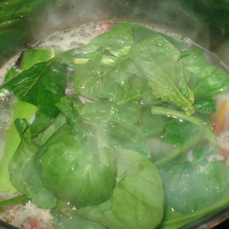 Krok 5 - Zupa warzywna ze świeżym szpinakiem i koperkiem  foto