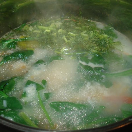 Krok 6 - Zupa warzywna ze świeżym szpinakiem i koperkiem  foto