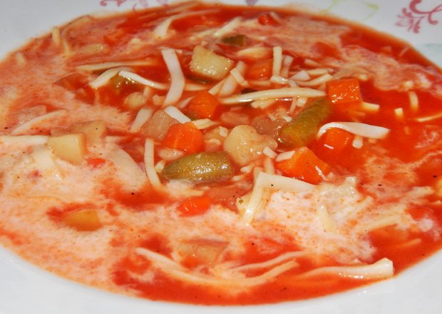 Fotografia przedstawiająca Zupa warzywno-pomidorowa z makaronem