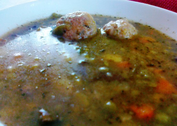 Fotografia przedstawiająca Zupa warzywno-grzybowa z pulpecikami