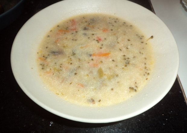 Fotografia przedstawiająca zupa warzywny mix z kaszą