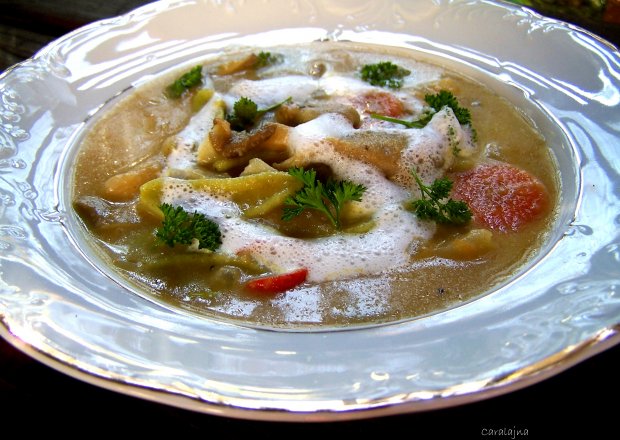 Fotografia przedstawiająca zupa wegetariańska z boczniakami
