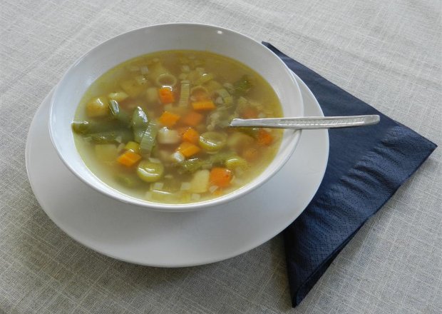 Fotografia przedstawiająca Zupa wegetariańska z młodych warzyw