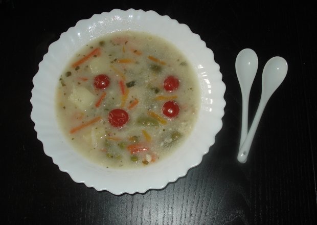 Fotografia przedstawiająca Zupa wiosenna z kaszą i pomidorkami koktajlowymi