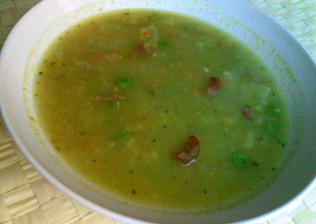 Fotografia przedstawiająca Zupa z batatów i zielonego groszku z boczkiem