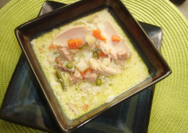 Fotografia przedstawiająca Zupa z białą kiełbasą i mrożonymi warzywami