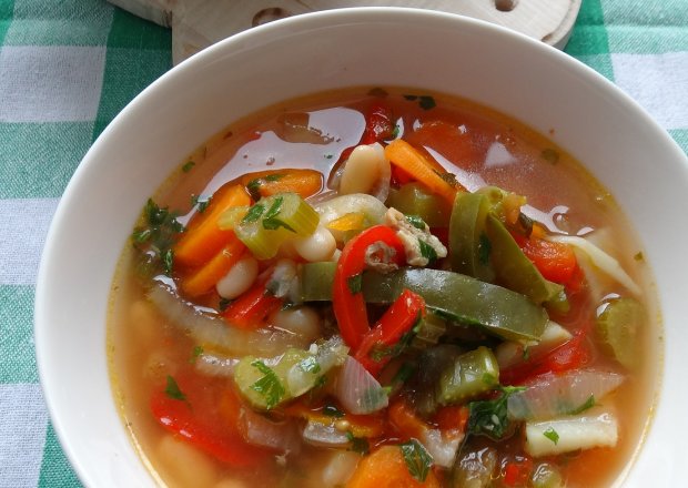 Fotografia przedstawiająca Zupa z białej fasoli i warzyw