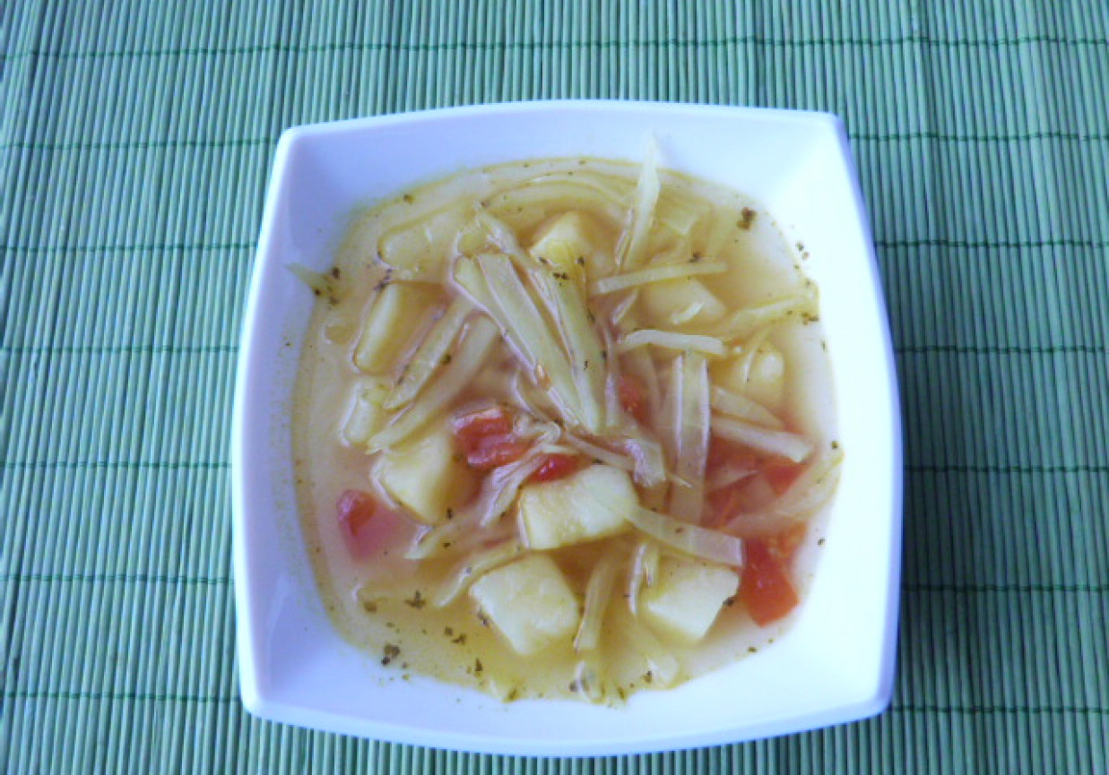 Zupa z bialej kapusty z pomidorami foto