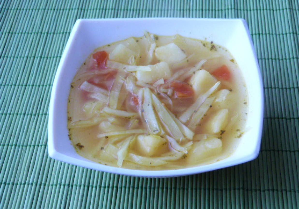 Zupa z bialej kapusty z pomidorami foto