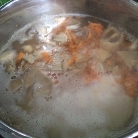 Krok 4 - Zupa z boczniakami, ryżem jaśminowym i koperkiem :) foto