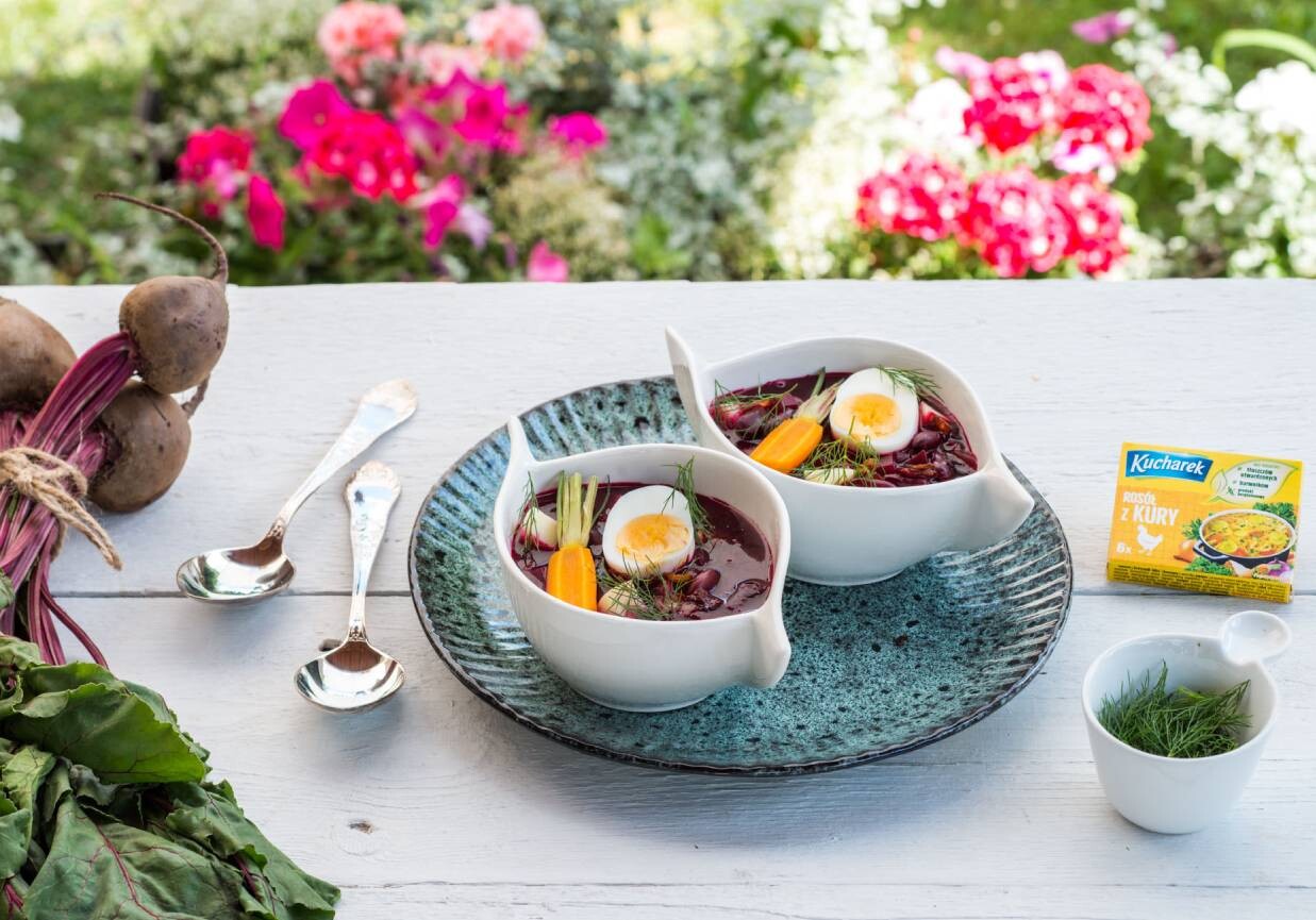 Zupa z botwinki z fasolką, ziemniakami i koperkiem foto