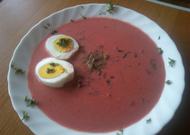Fotografia przedstawiająca Zupa z botwinki z jajkiem