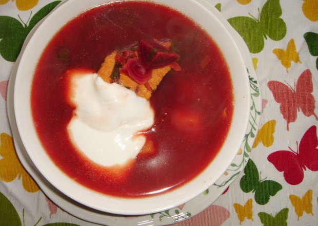 Fotografia przedstawiająca Zupa z botwinki z kurczakiem i ziemniakami