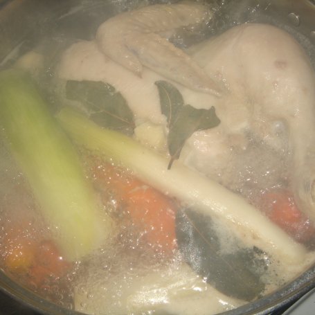 Krok 1 - Zupa z botwinki z kurczakiem i ziemniakami foto