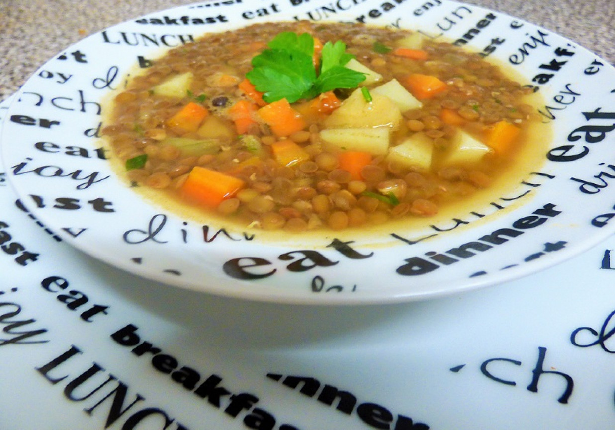 Zupa z brązową soczewicą i warzywami foto